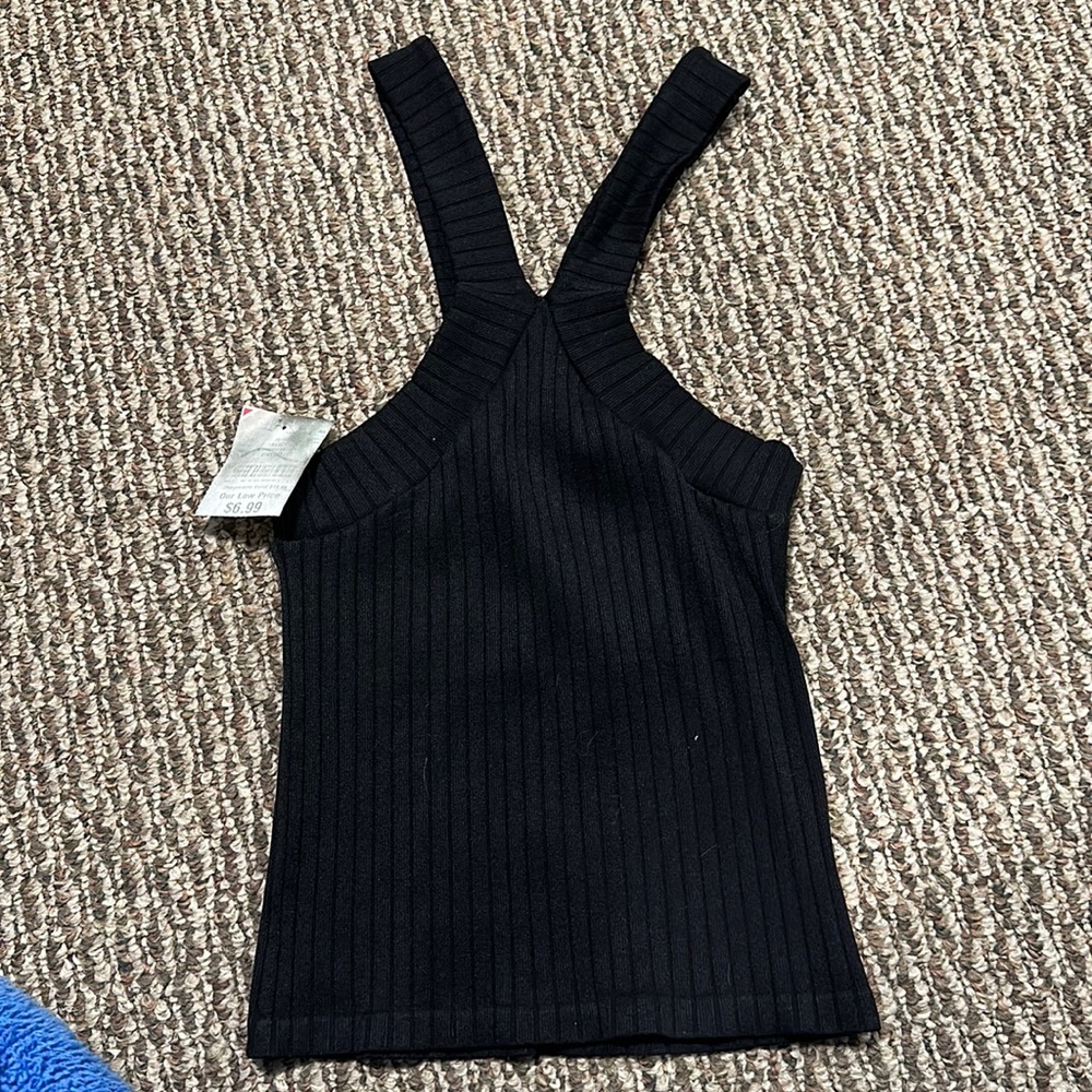 Size small BRAND NEW STILL TAGGED black crop top